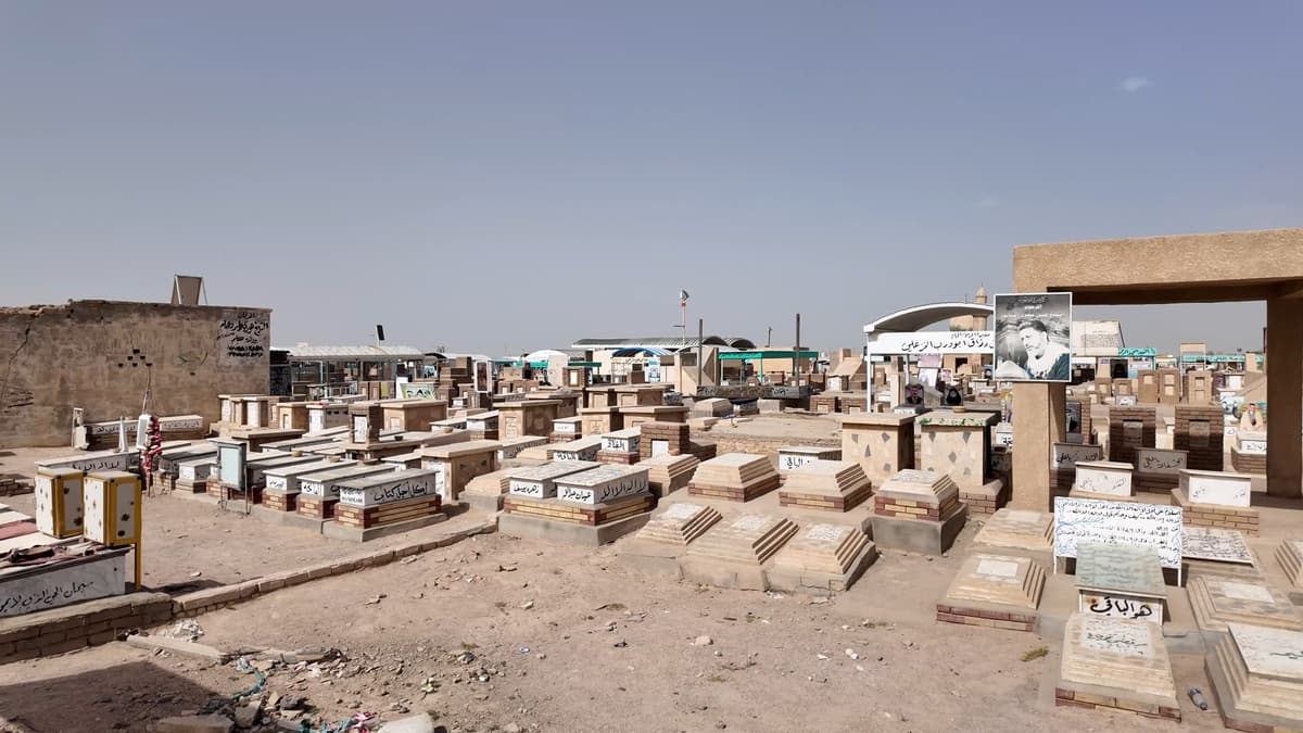Wadi al-Salam Cemetery, Graves