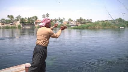 صياد سمك يرمي سنارة الصيد