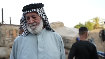 رجل كبير في السنة , ابتسامة جميلة 