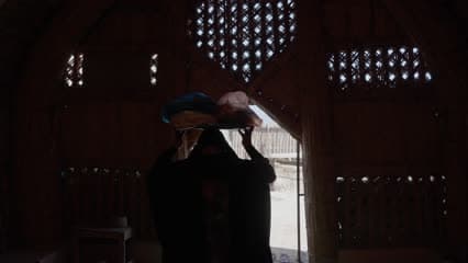 بيت قصب , اهوار الجبايش , سيدة تحمل صينية على رأسها