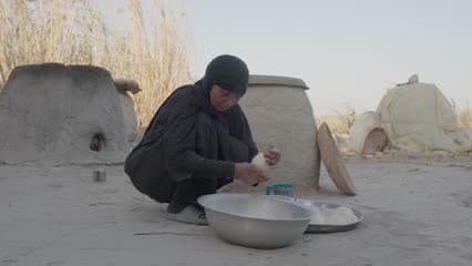 سيدة تقوم بتحضير الخبز العراقي , العجين