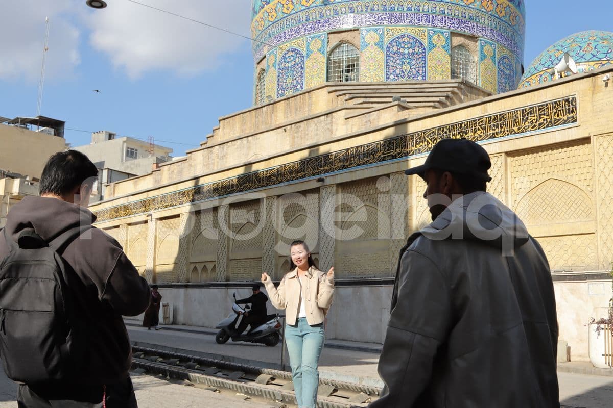 جامع الحيدر خانة , سواح في شارع الرشيد