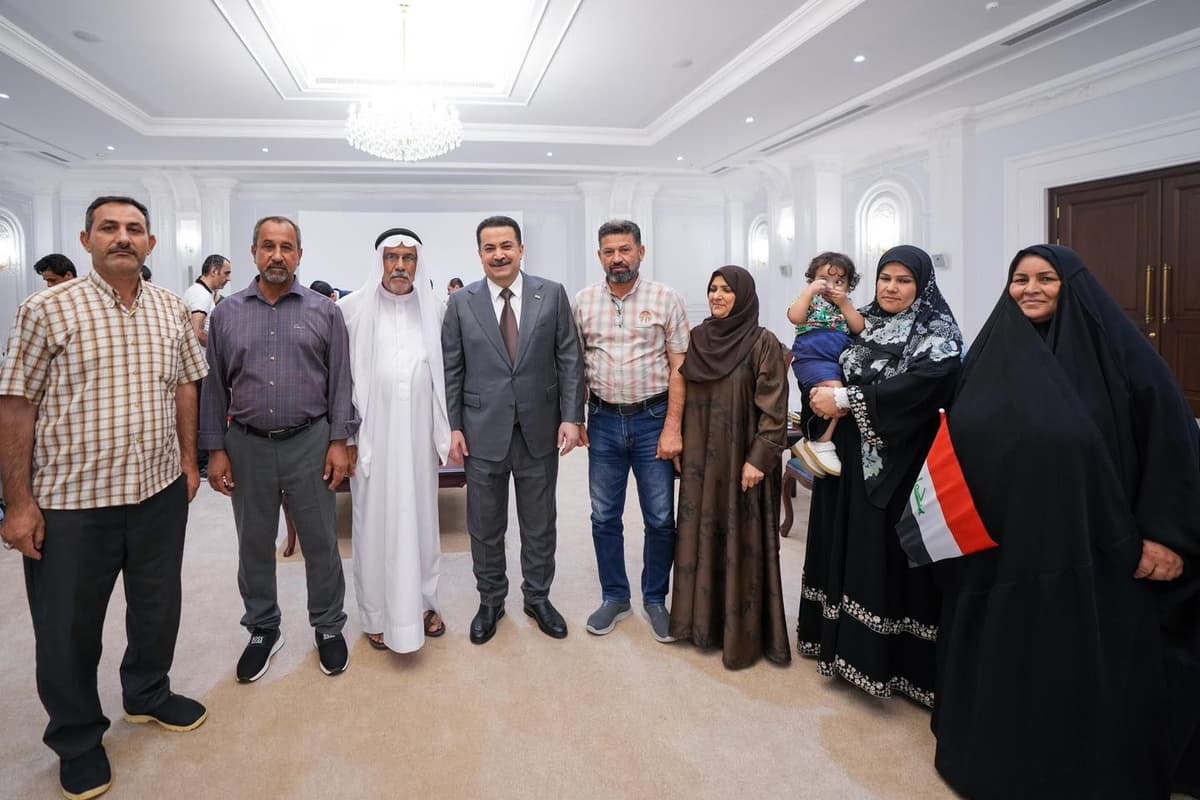 al-Sudani receives Iraqi citizens released by the Saudi side.