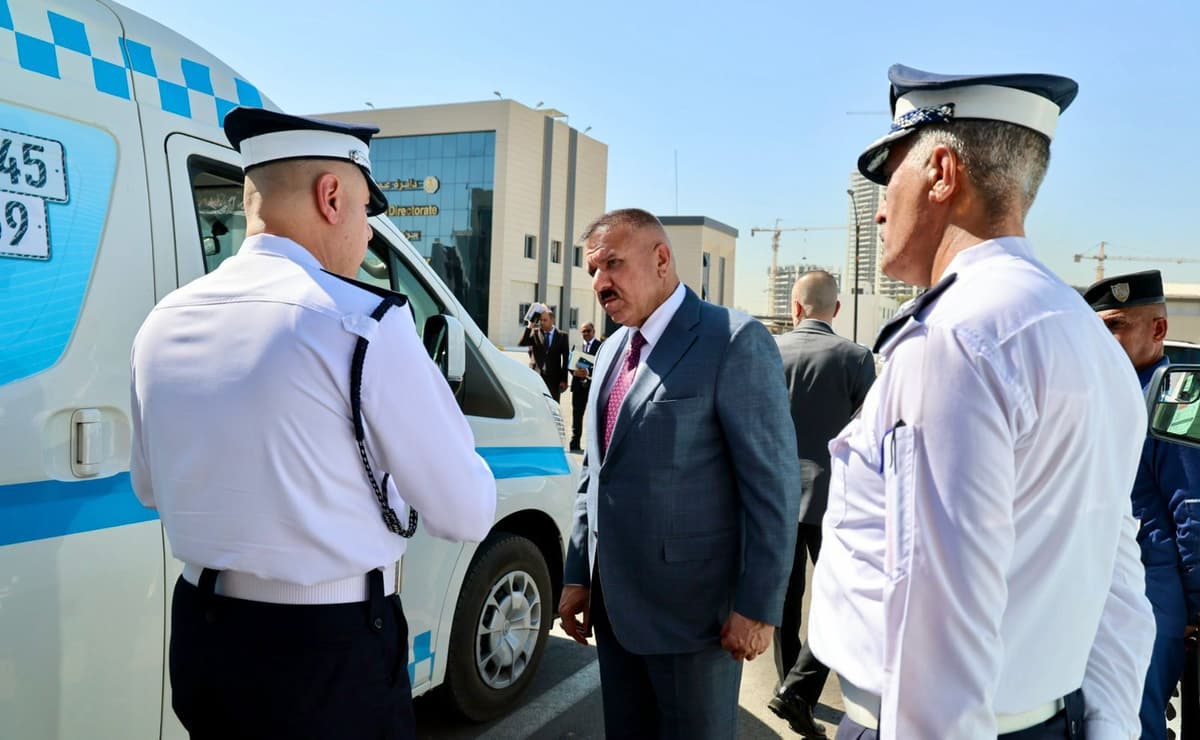 The Minister of Interior reviews the work of specialized mobile vehicles for registering vehicles and installing license plates in citizens' homes