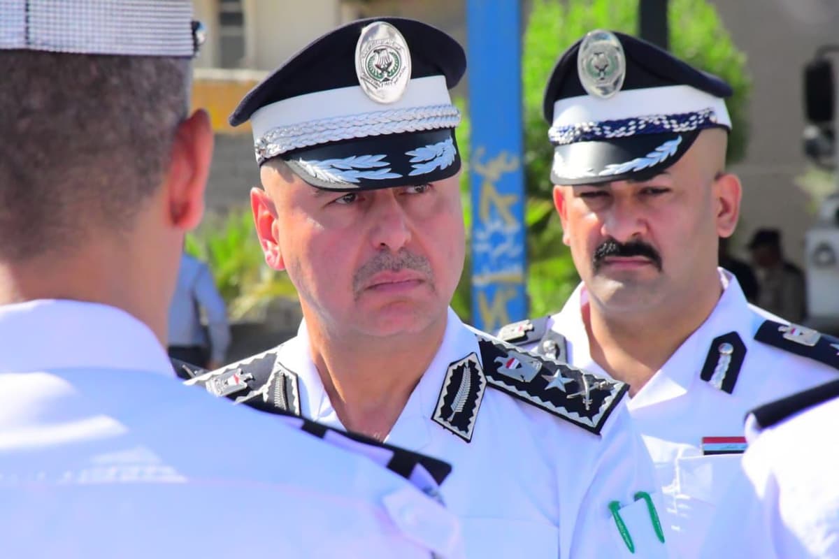 مدير المرور الفريق عدي سمير "وعد فأوفى" مع مواطن من دهوك